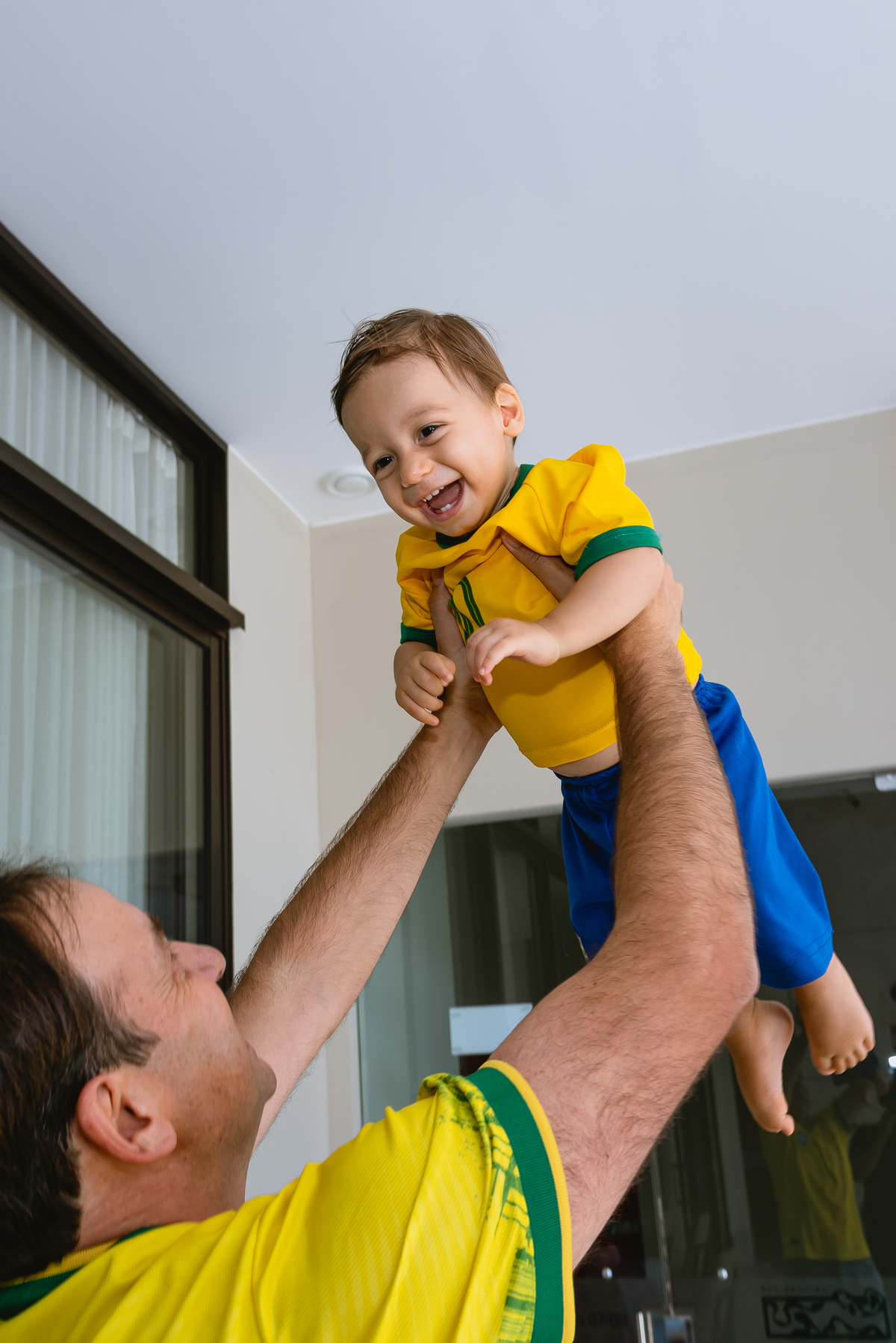 criança brincando com o pai 