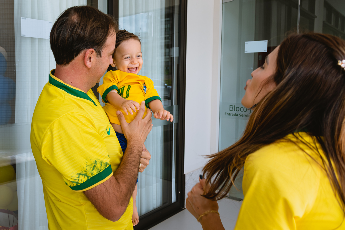 pais brincando com os filhos 