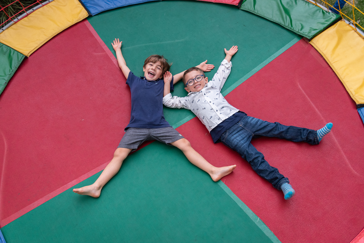 amigos brincando no pula pula 