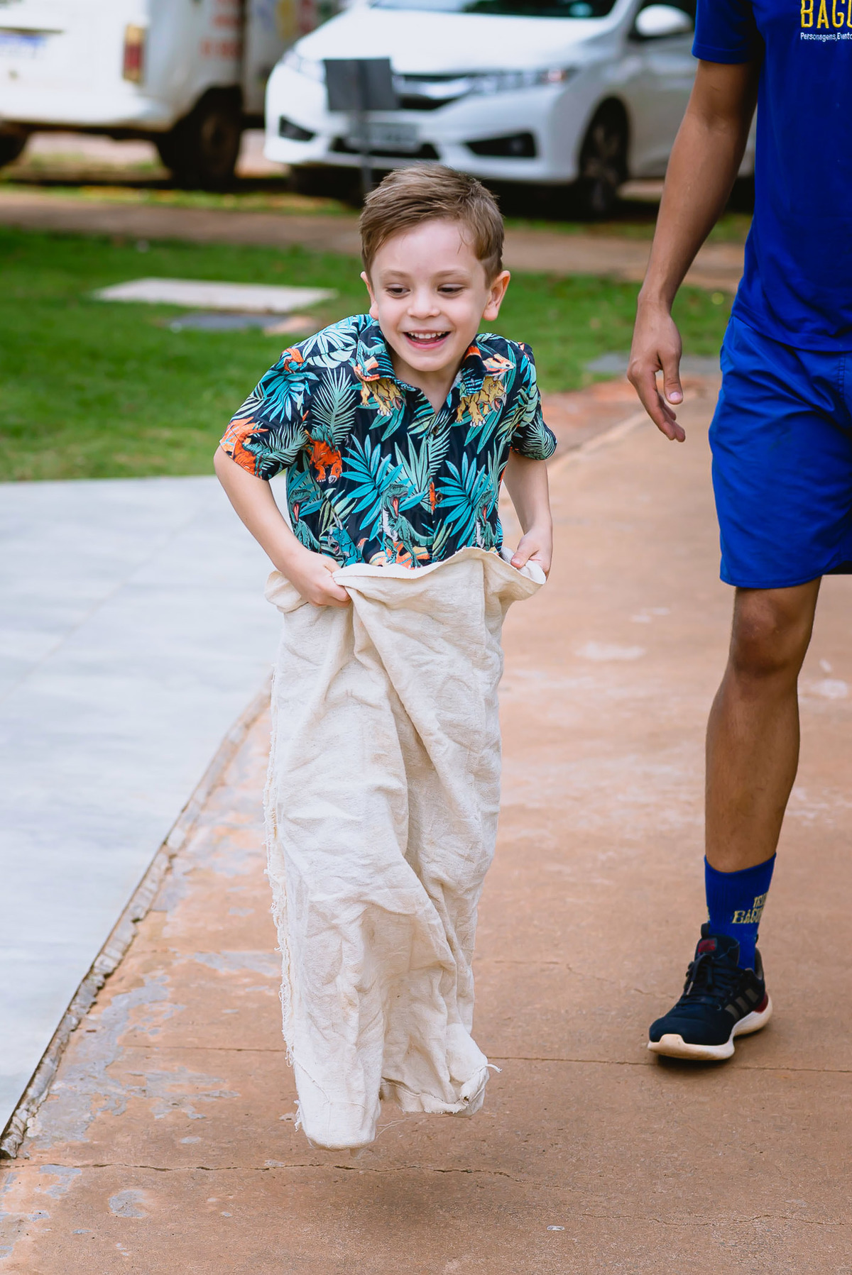 brincando de corrida de saco