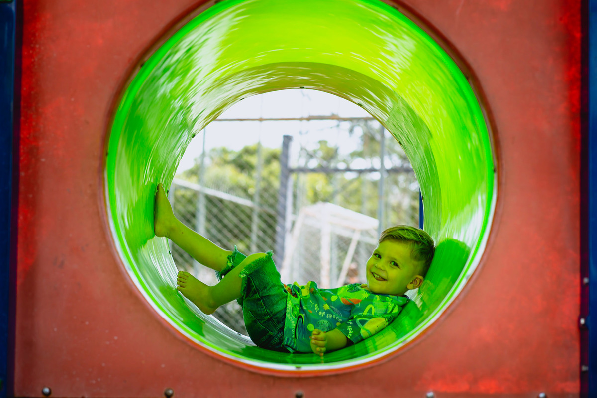 menino criando no parquinho 