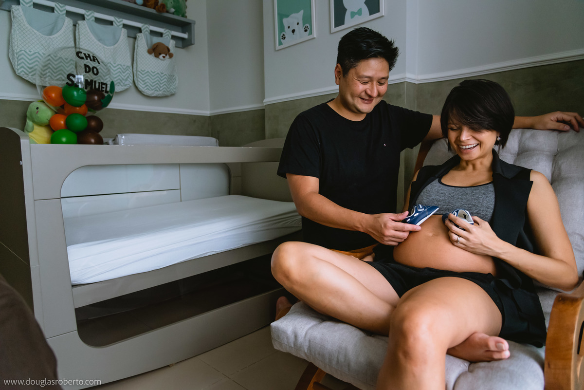 gestante brincando com o sapatinho