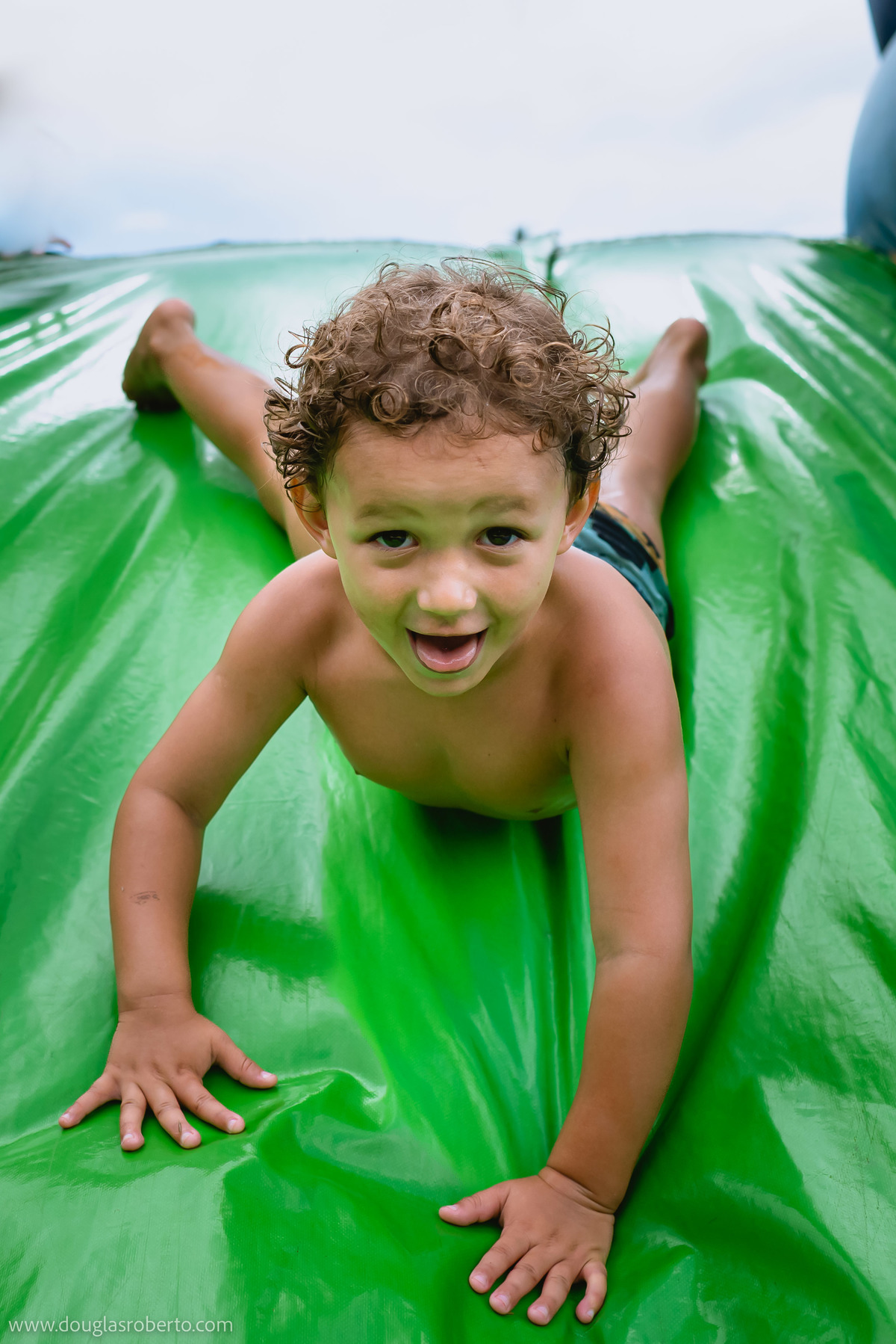 criança no escorrega 