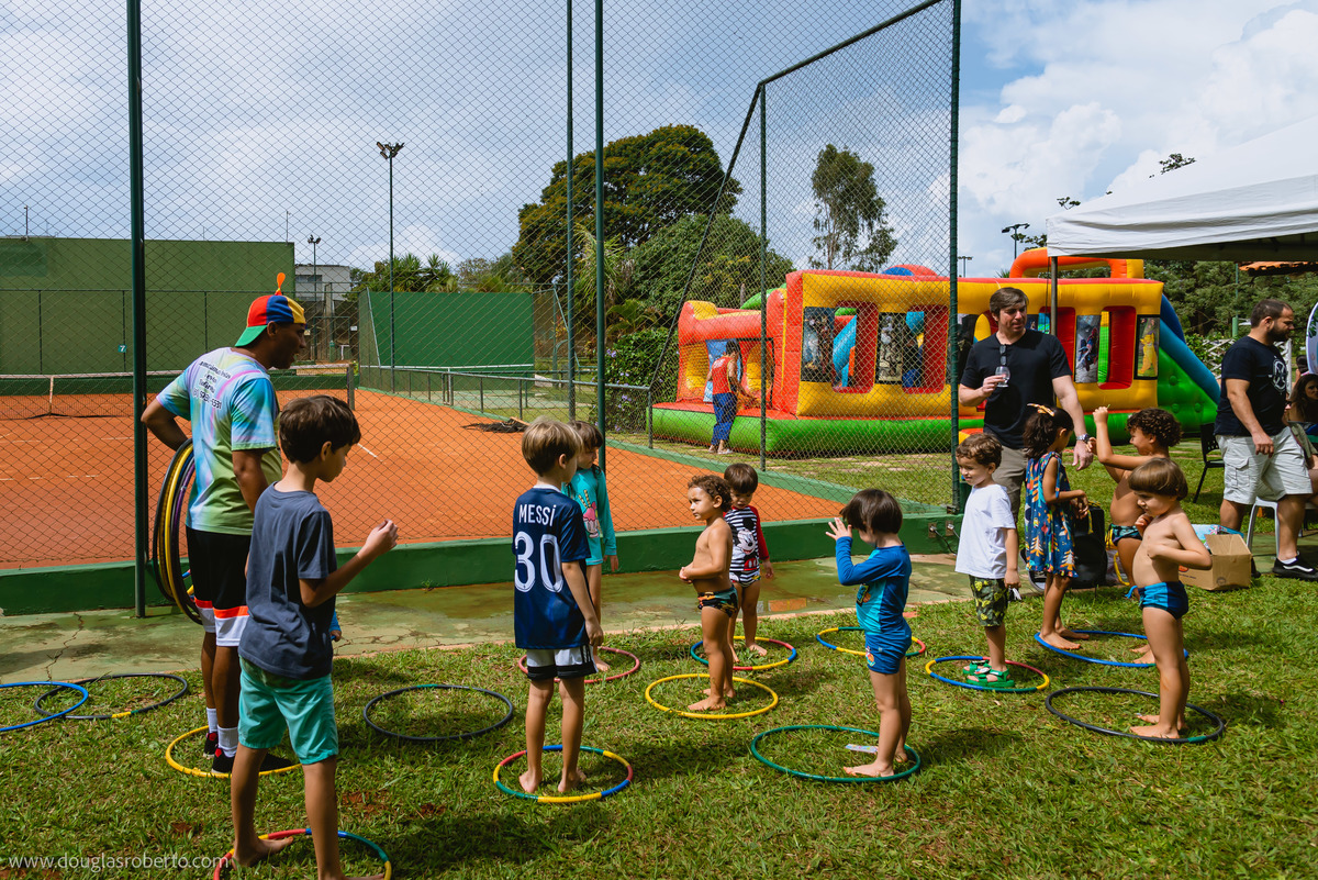 crianças brincando ne festa 