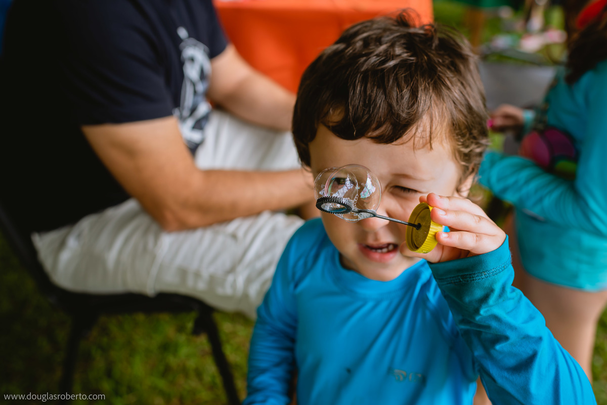 criança brincando com bolha de sabão 