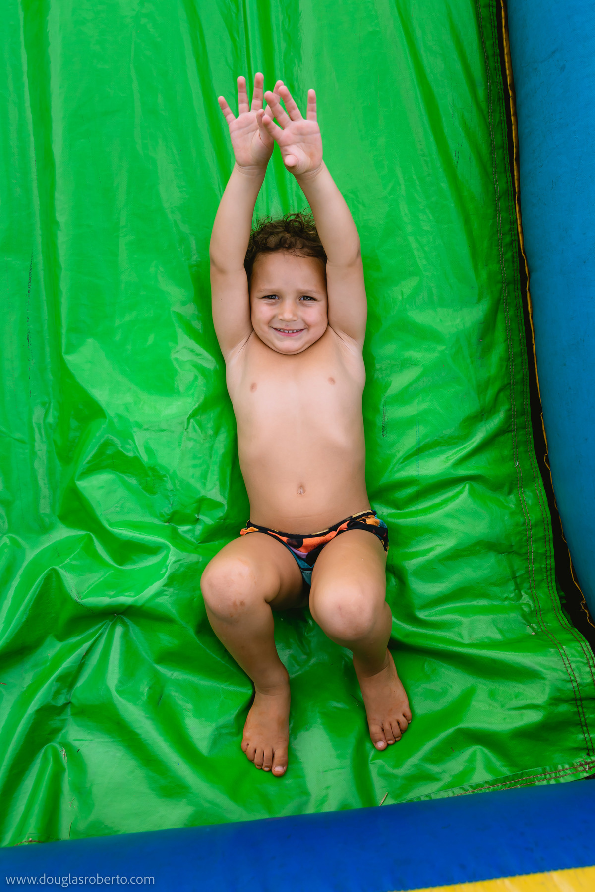 crianças brincando ne festa 