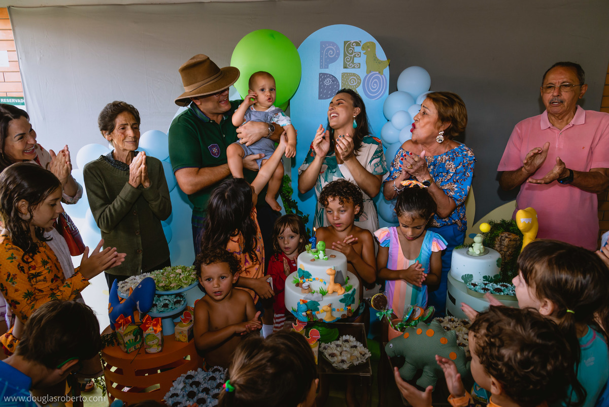 crianças brincando ne festa 