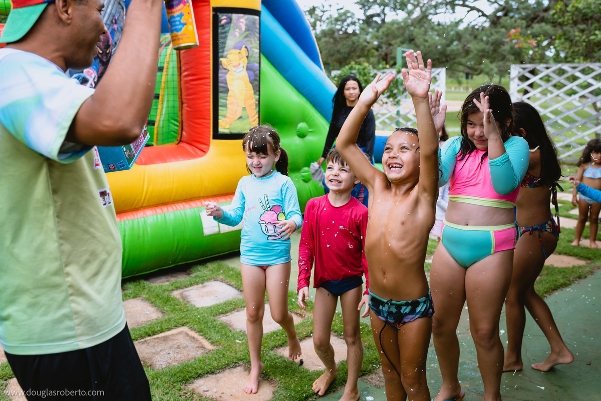 crianças brincando ne festa 