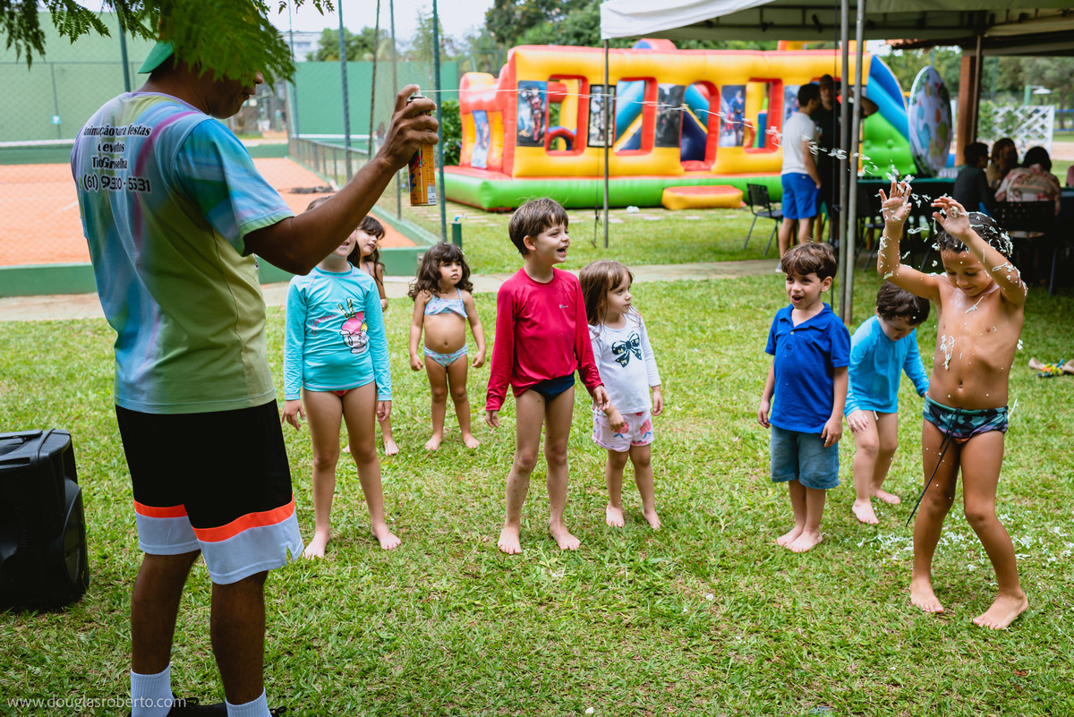 crianças brincando ne festa 
