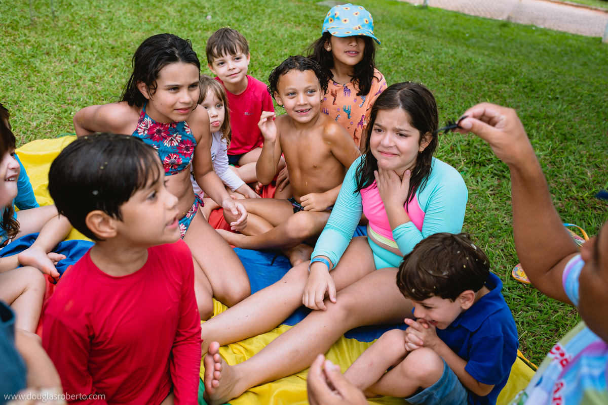 crianças brincando ne festa 