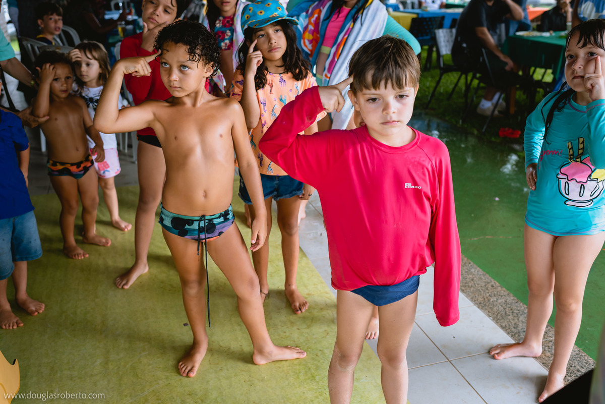 crianças brincando ne festa 
