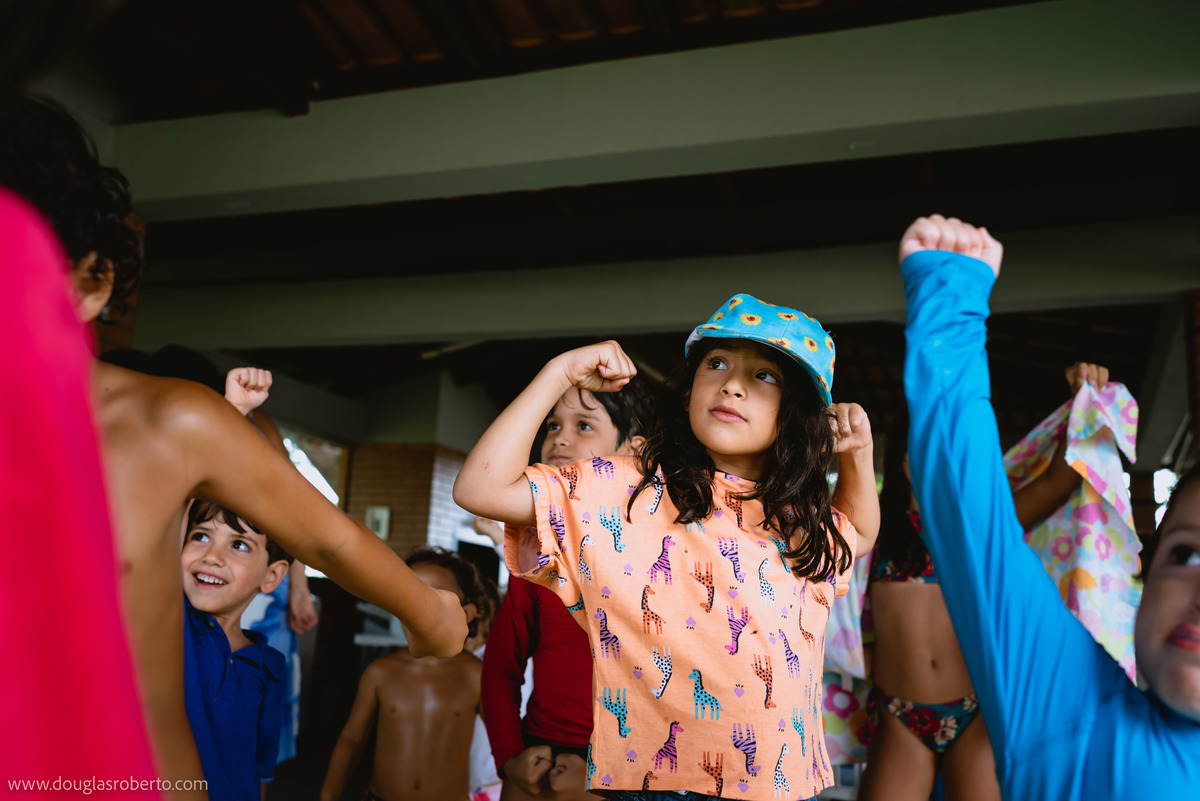 crianças brincando ne festa 
