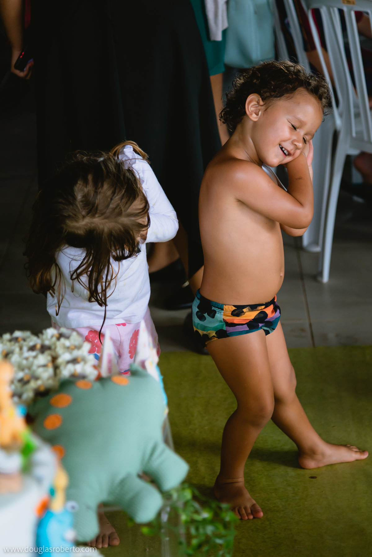 crianças brincando ne festa 