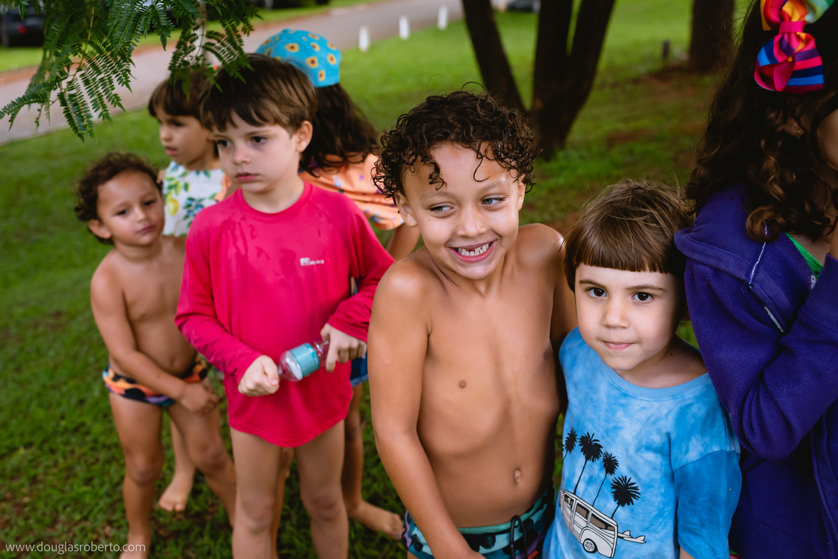 crianças brincando ne festa 