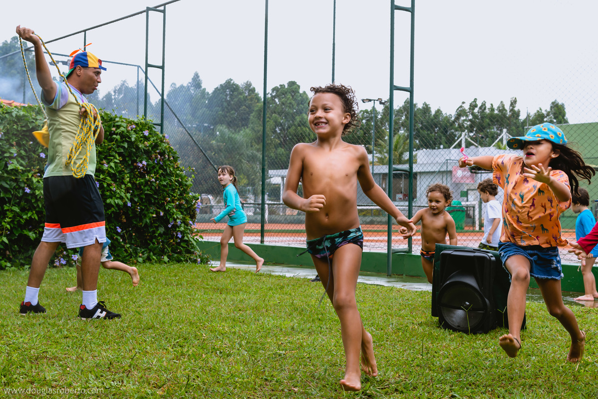 crianças brincando ne festa 