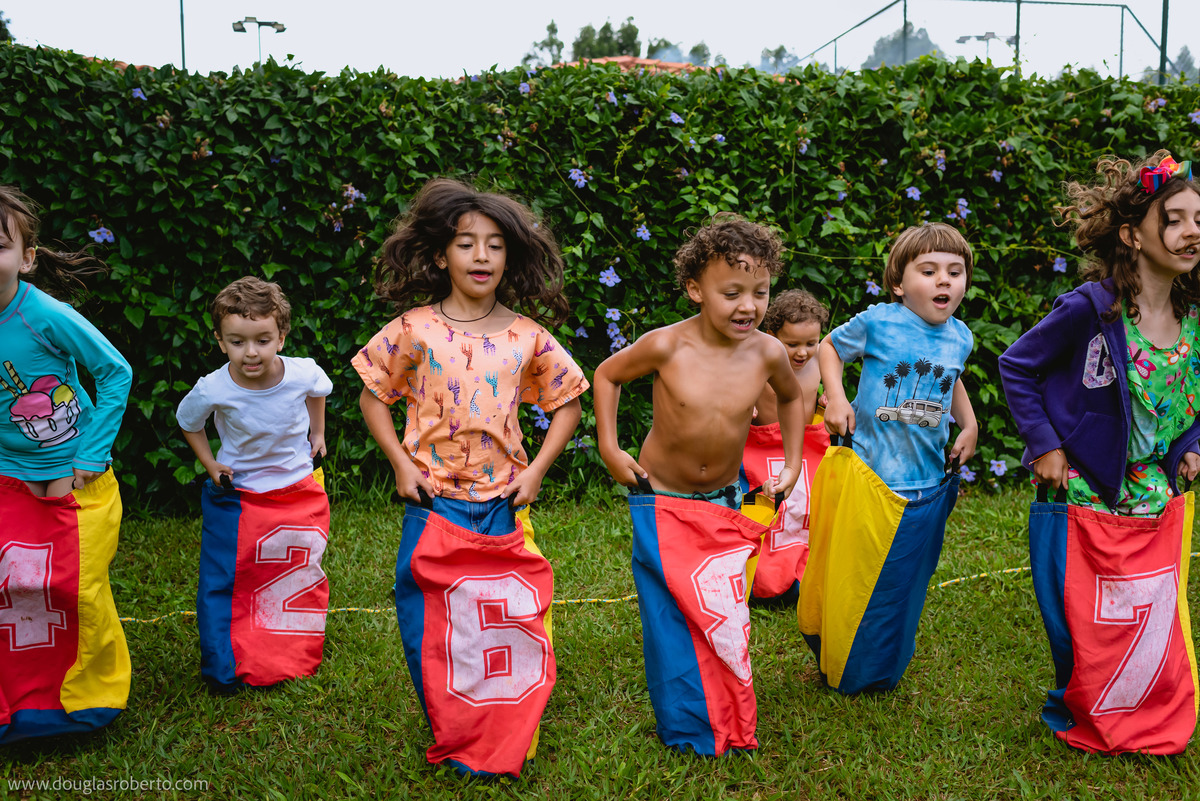 crianças brincando ne festa 