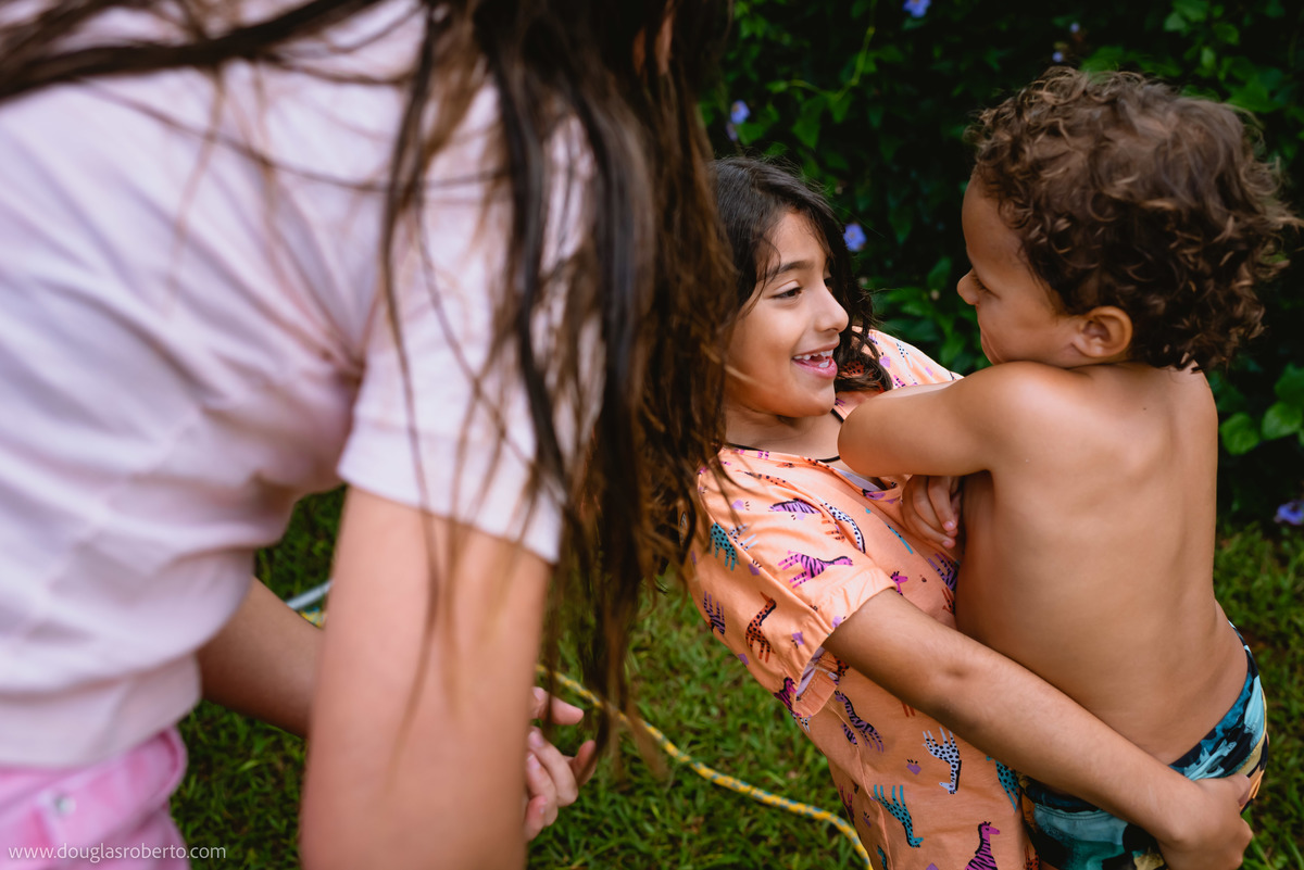 crianças brincando ne festa 