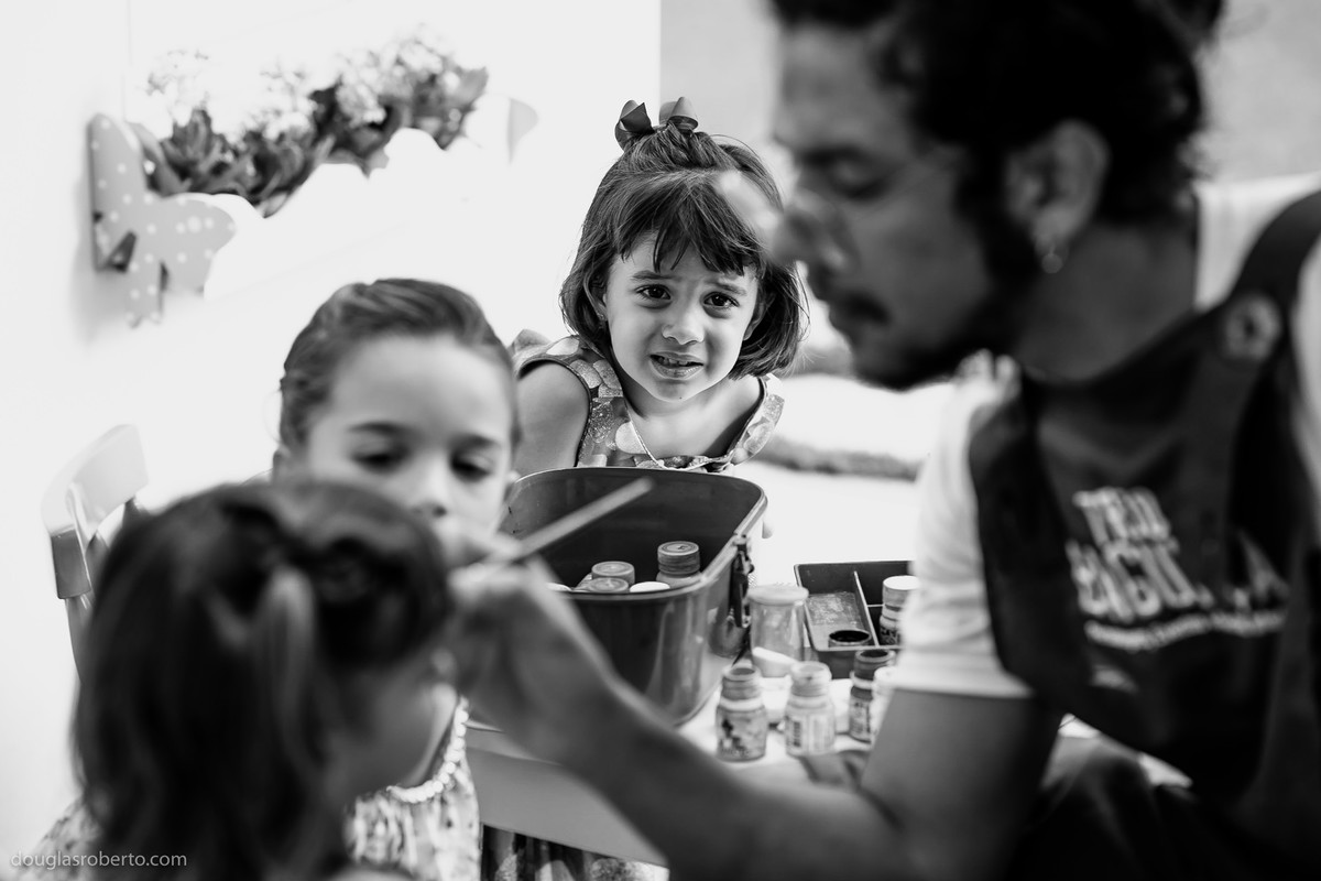 criança fazendo cara engraçada