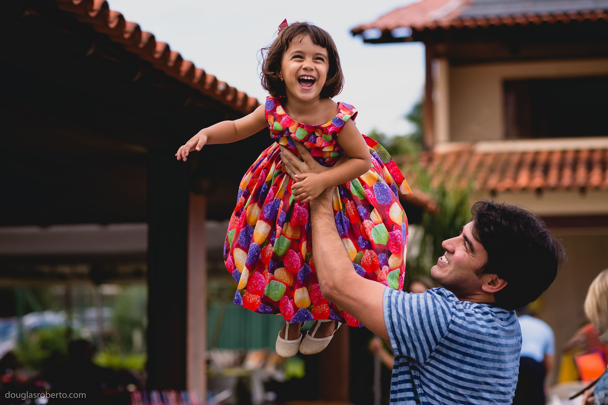 pai e filha brincando