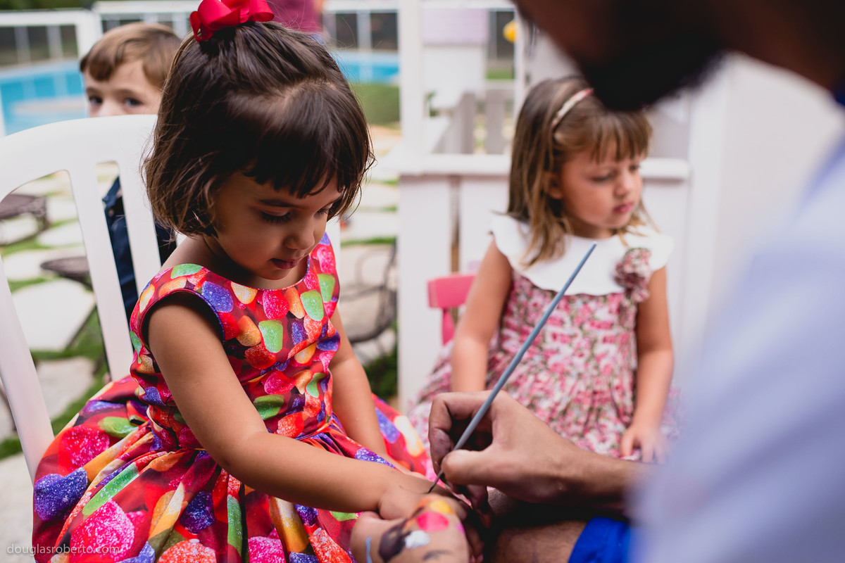 menina fazendo pintura na mão
