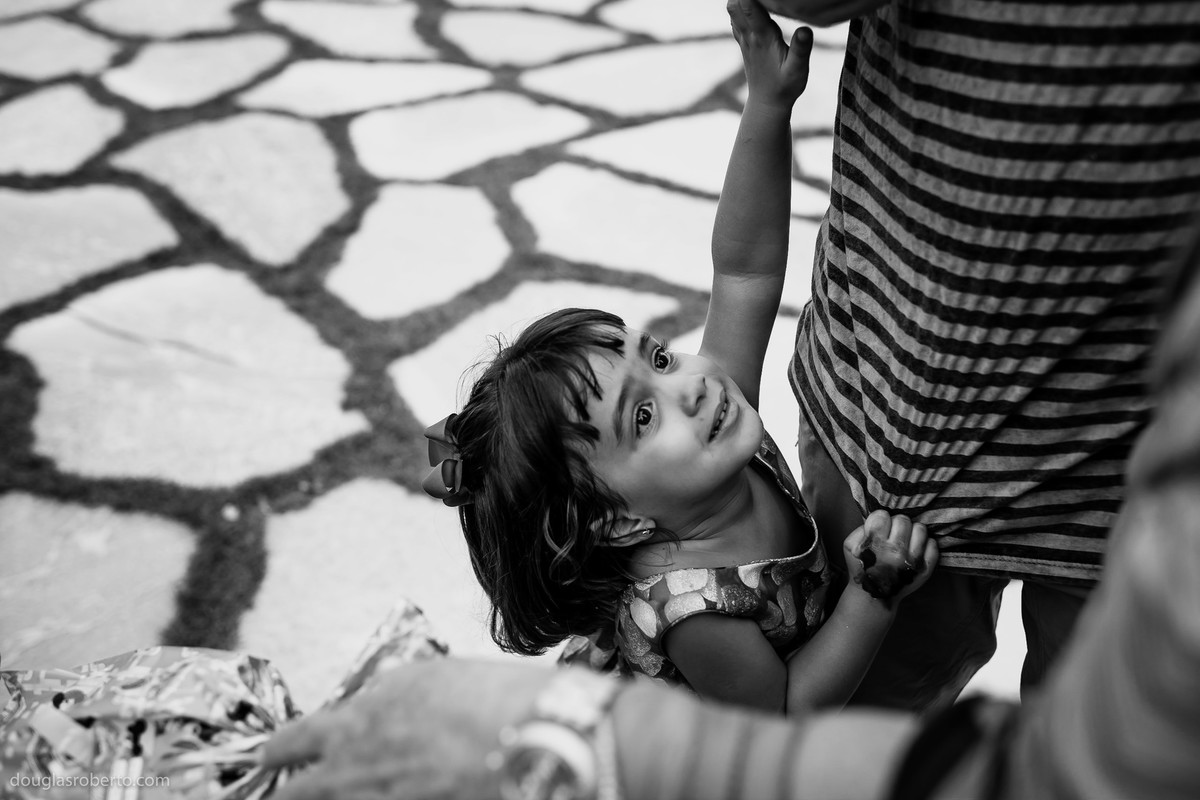 filha chamando a atenção do pai