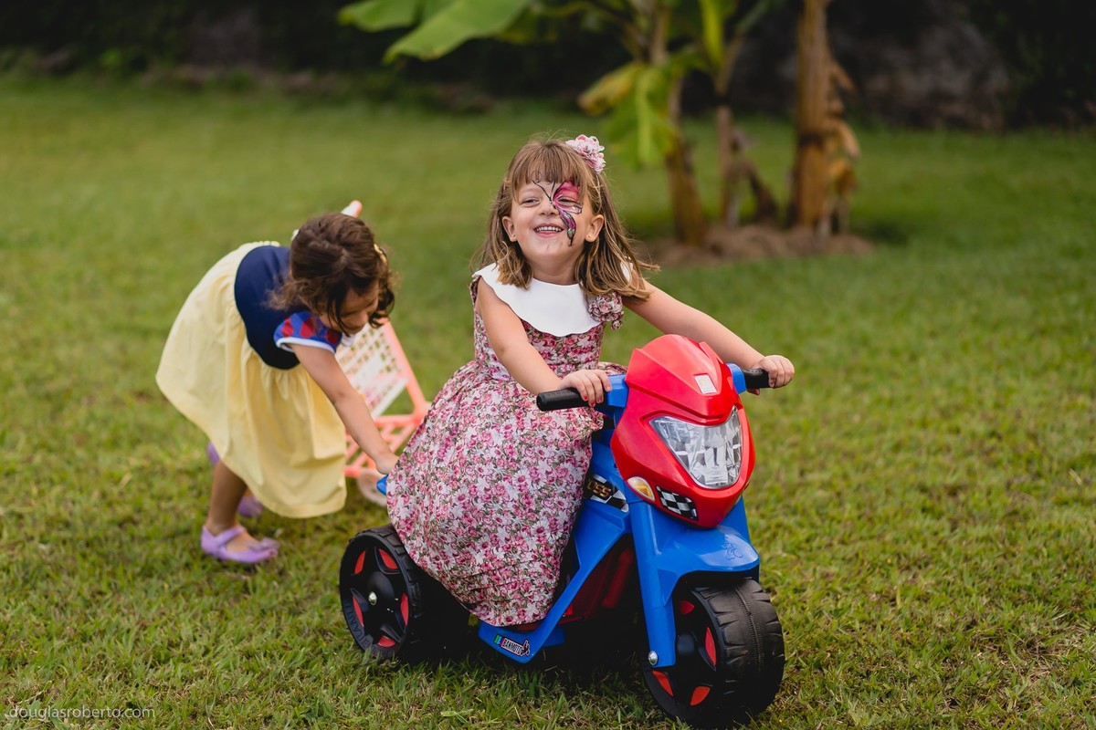 crianças brincando muito