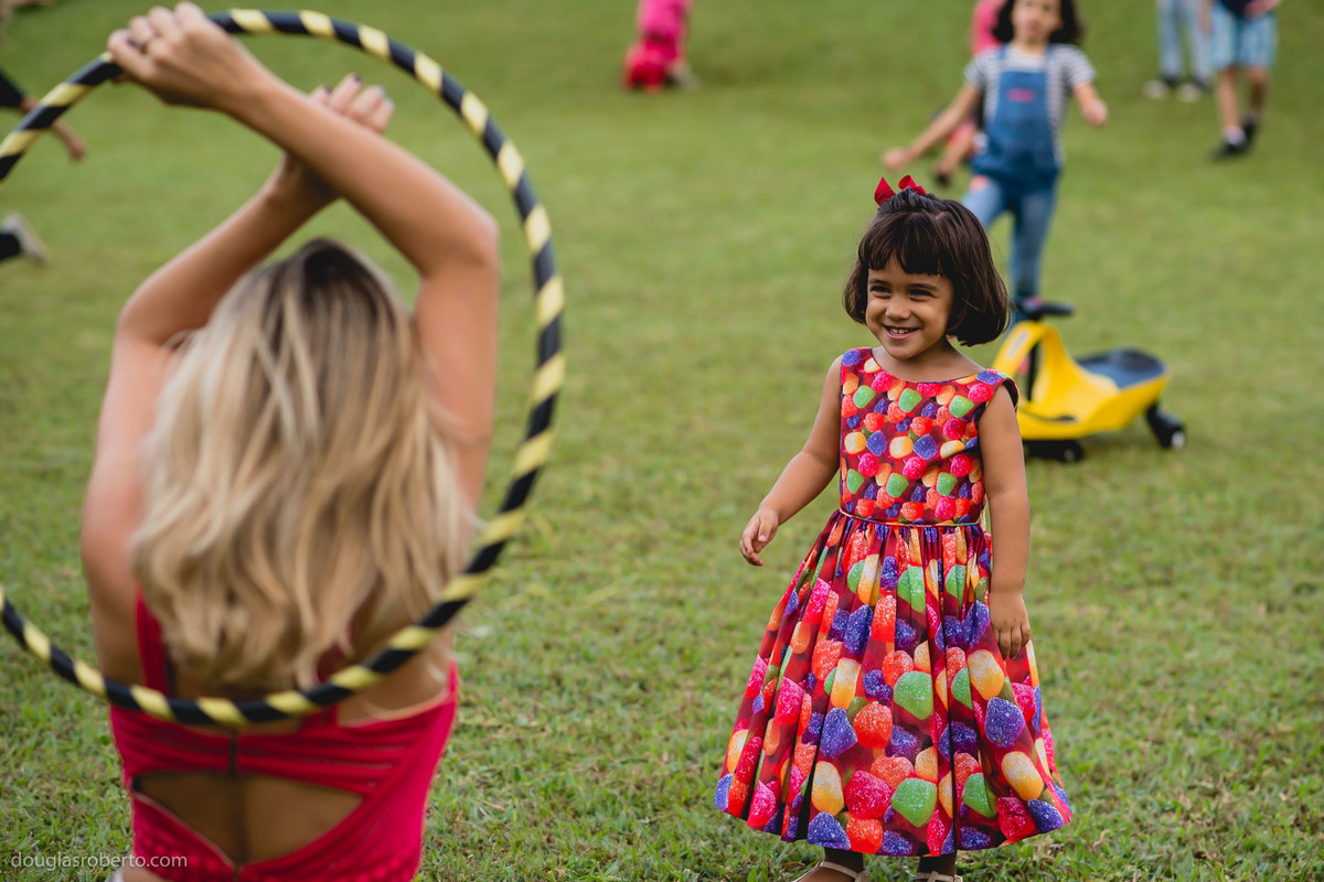 tia e sobrinha brincando