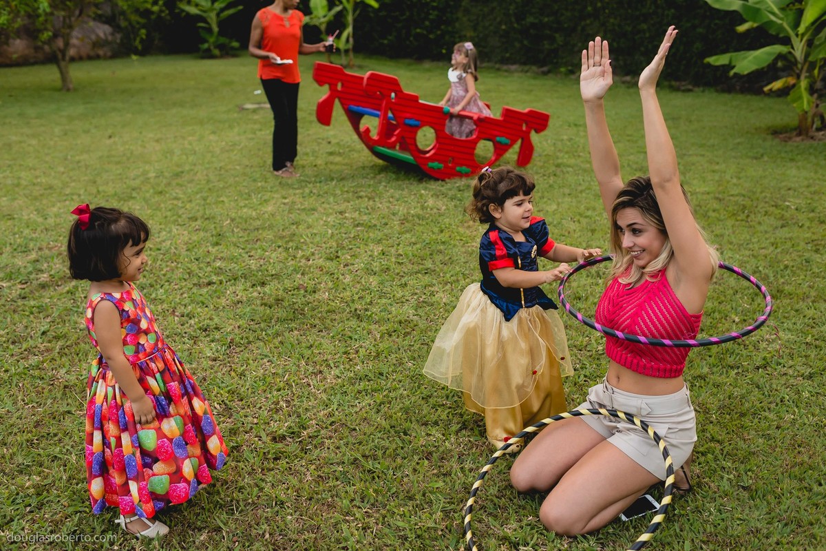 tia e sobrinha brincando