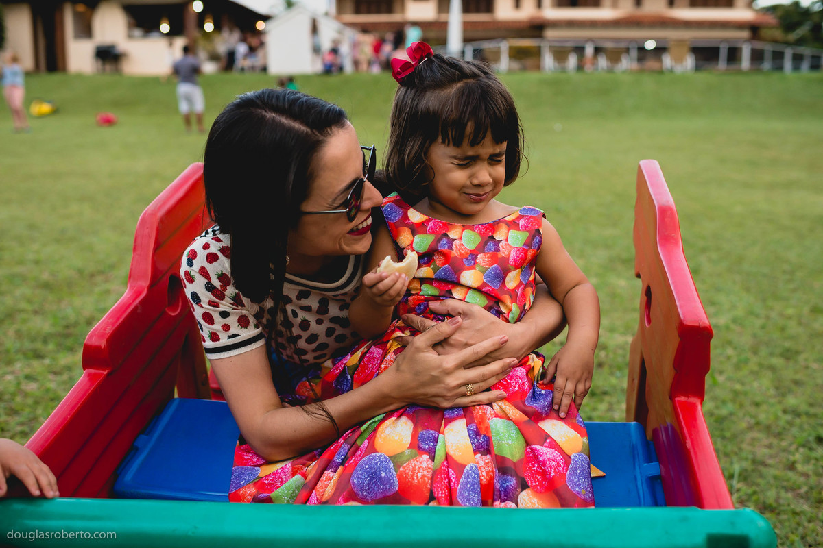 tia e sobrinha brincando