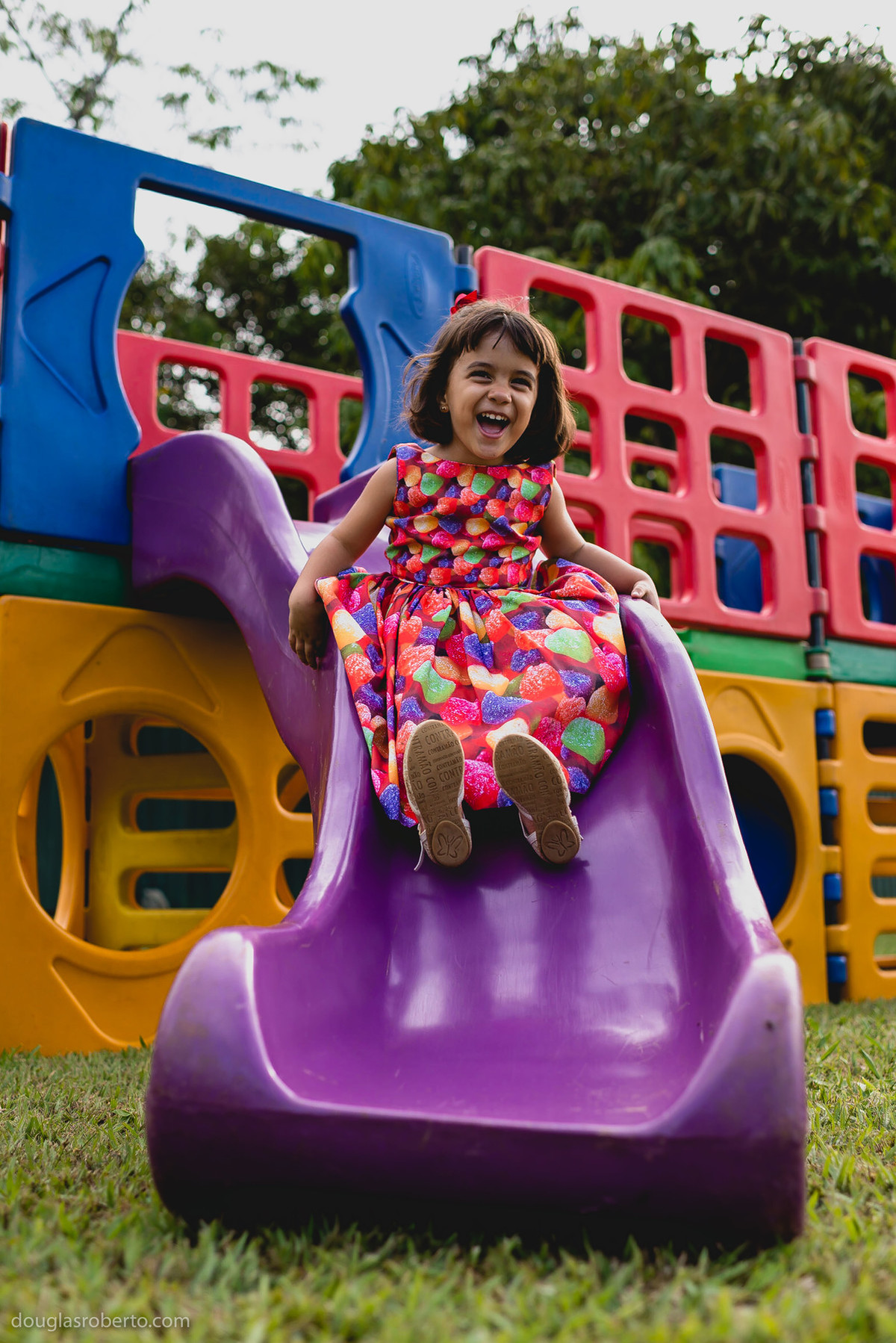 menina pecando escorregador