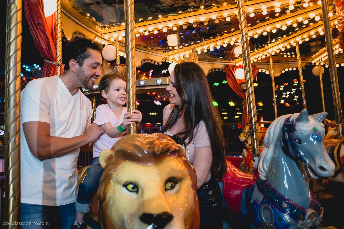 família no parque de diversão