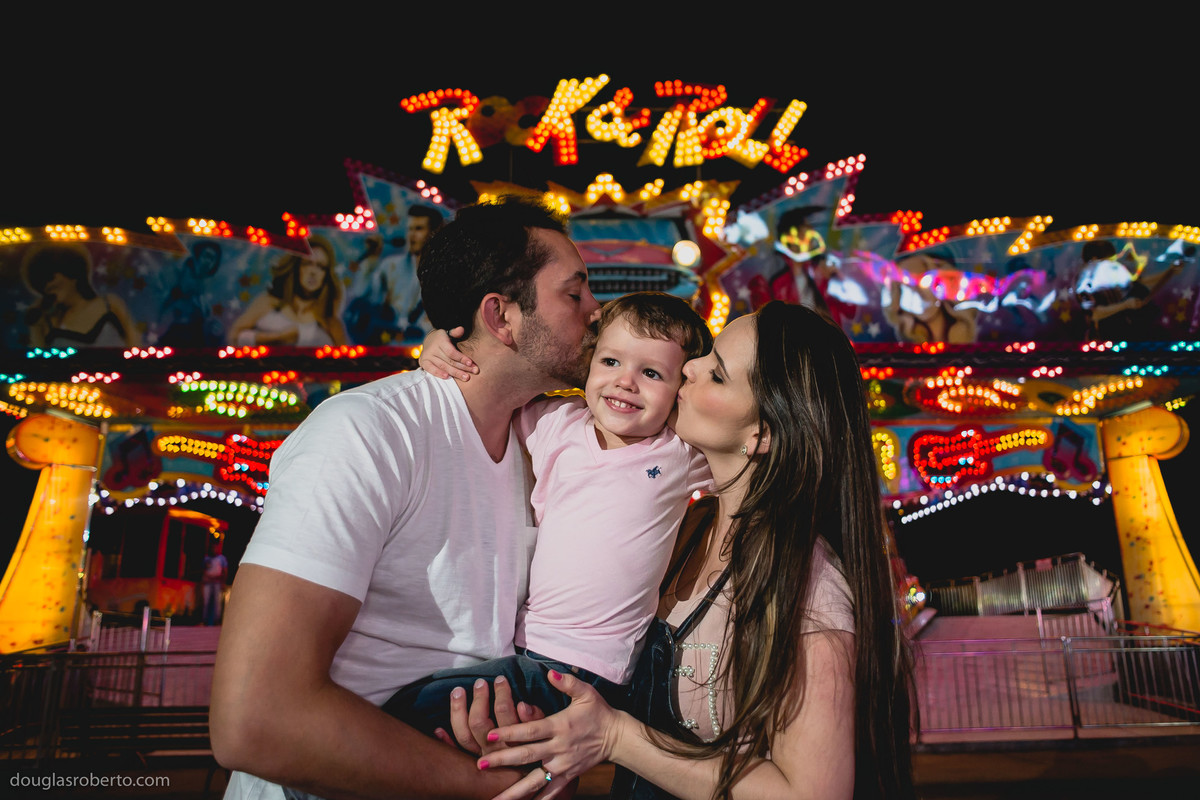 pais dando um beijo no filho