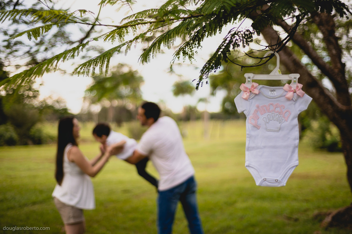 pais brincando com o filho