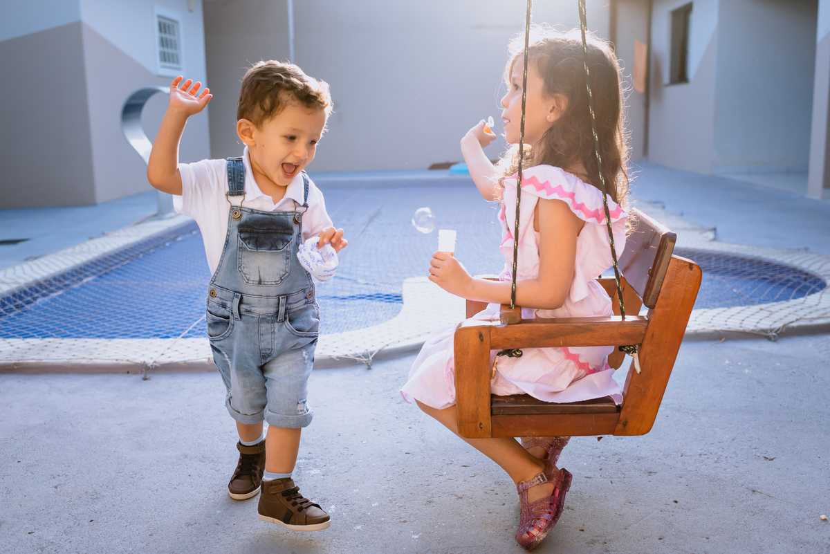 menino brincando de bolinha de sabão