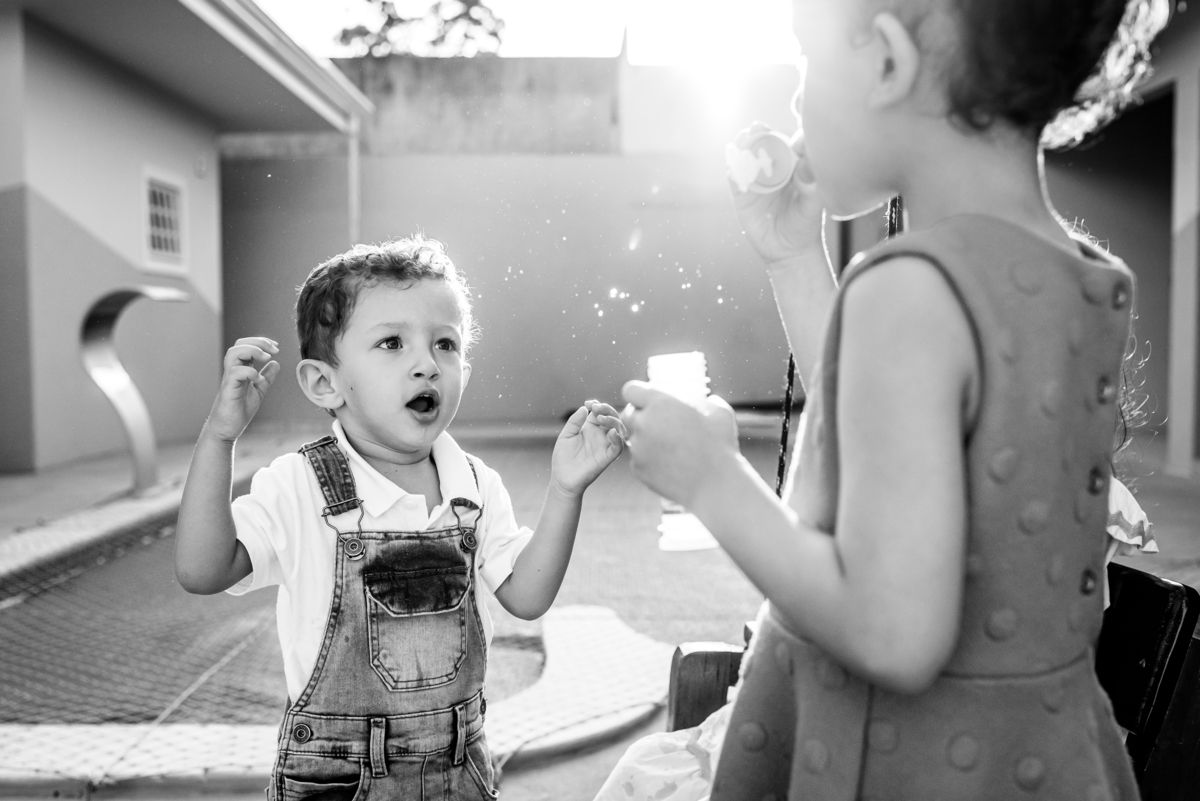 menino brincando de bolinha de sabão