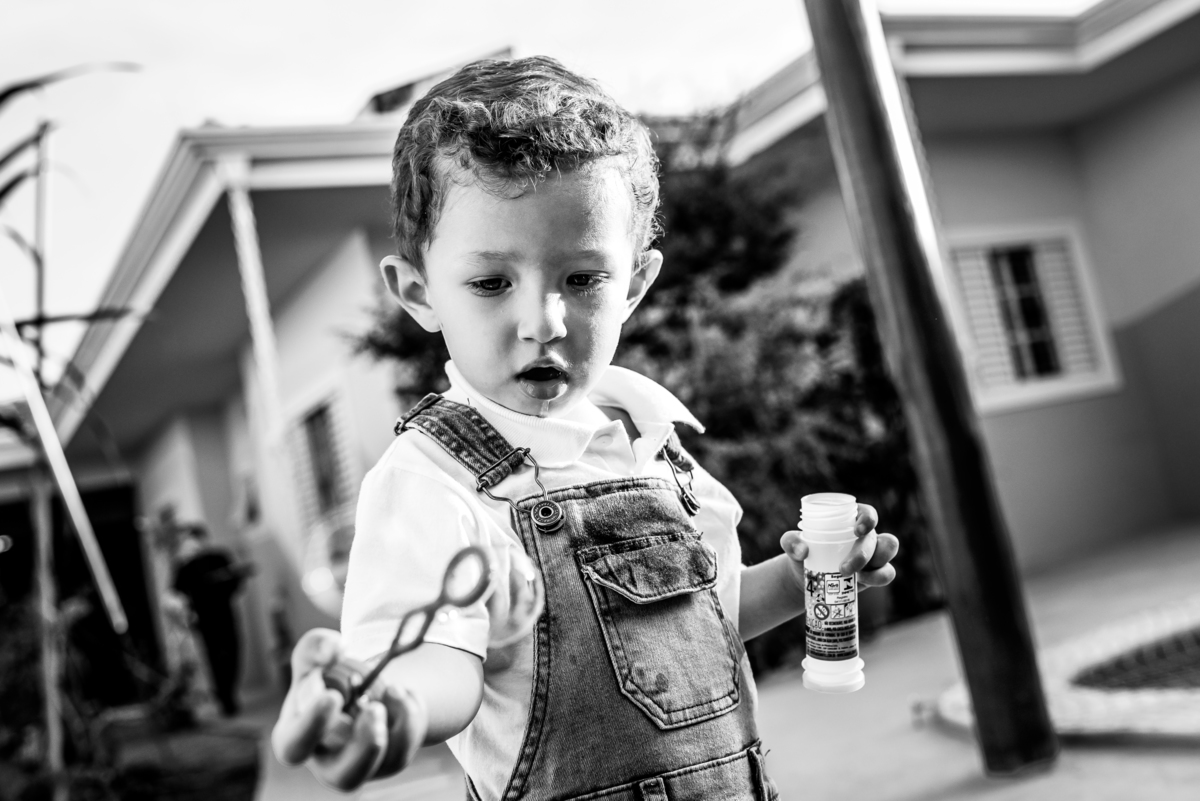 menino brincando de bolinha de sabão