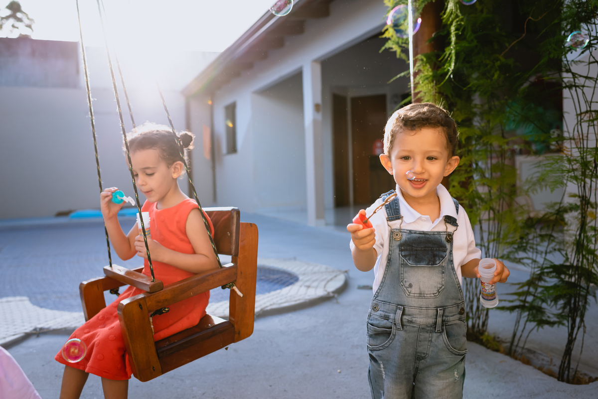 menino brincando de bolinha de sabão