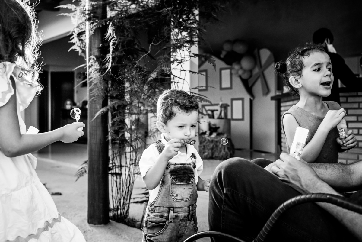 menino brincando de bolinha de sabão