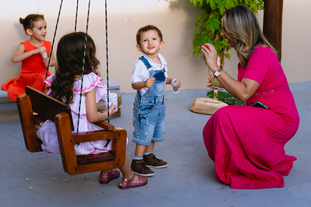 menino brincando de bolinha de sabão