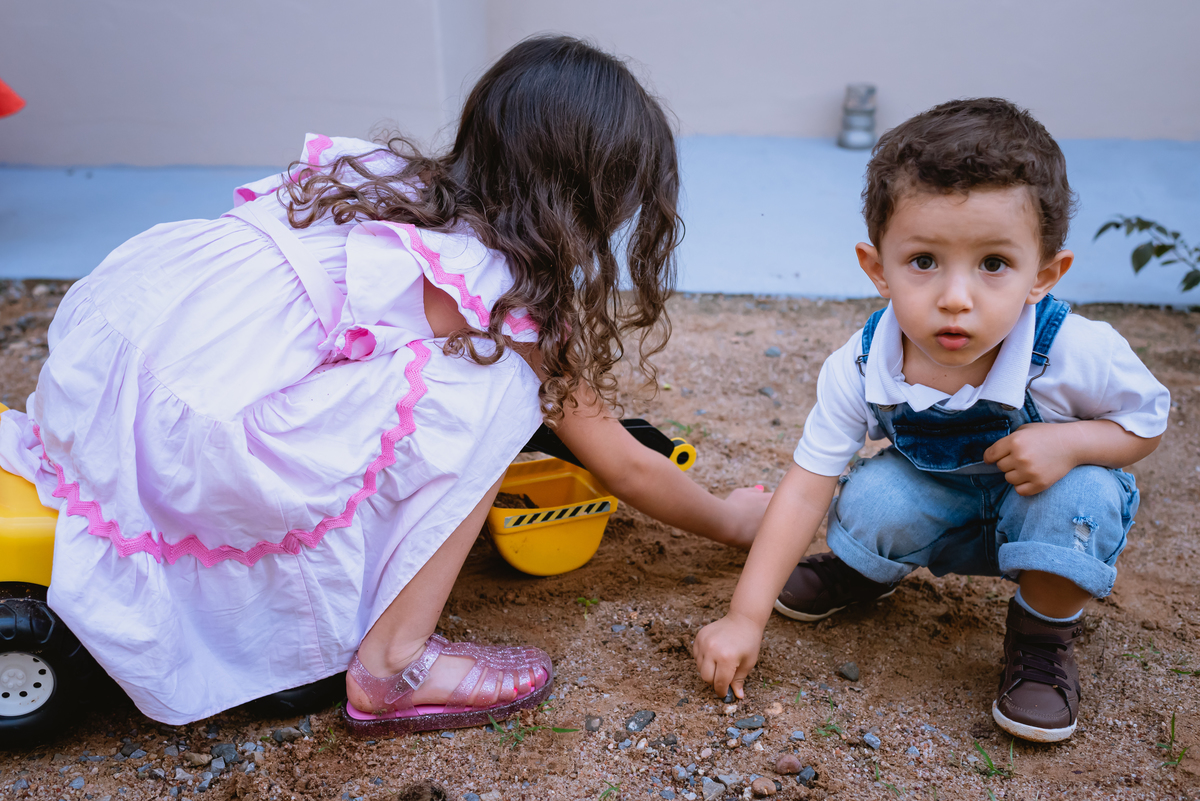 criança brincando na terra 