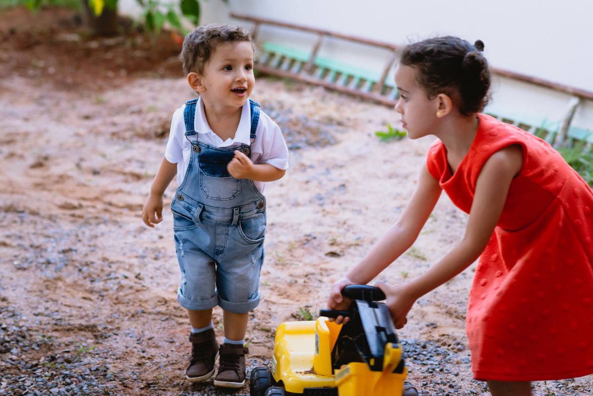 criança brincando na terra 