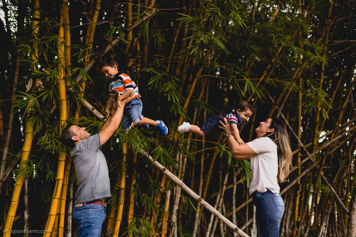 pais jogando seus filhos para cima