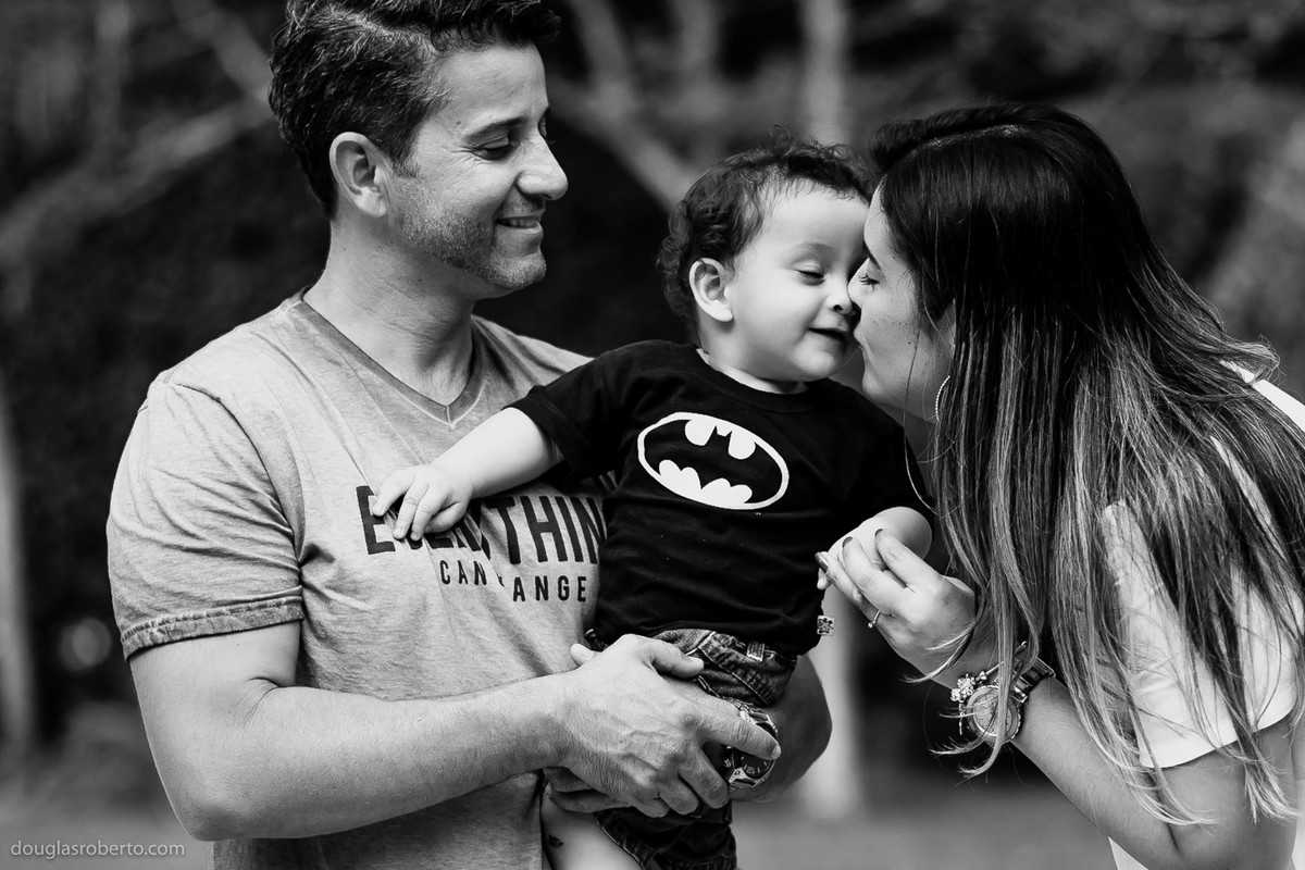 mãe dando beijo no filho