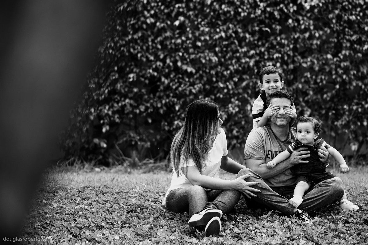 filho brincando com o pai