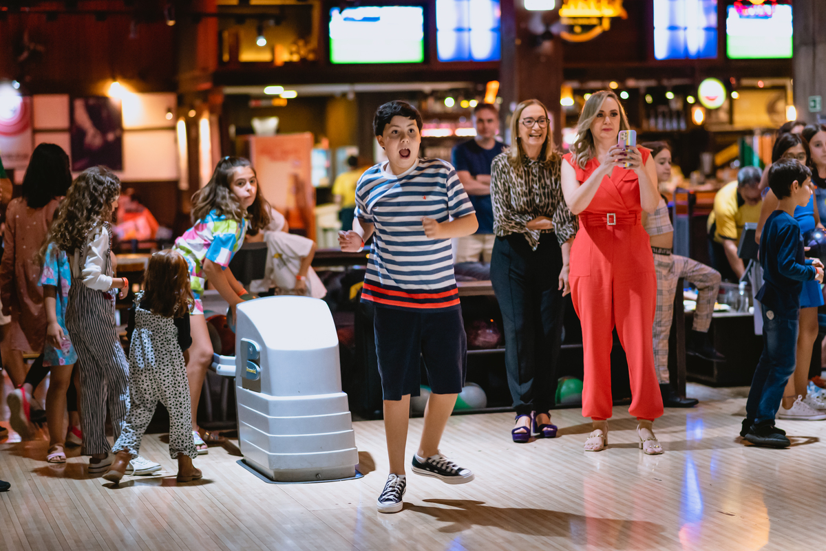 crianças brincando de boliche