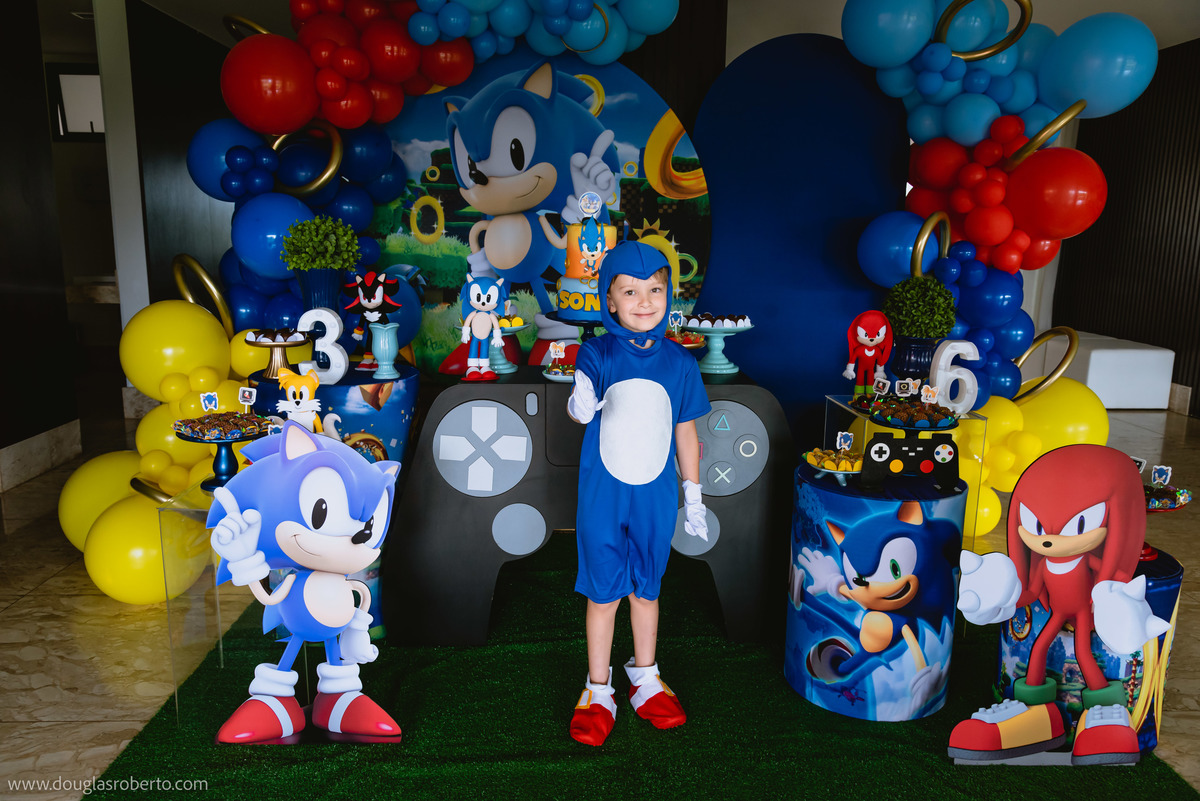 criança vestida de sonic

