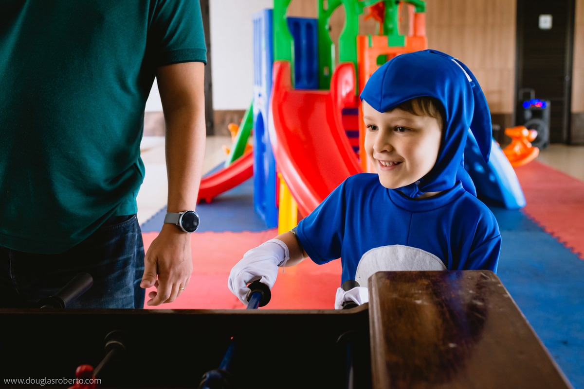 crianças brincando de totó