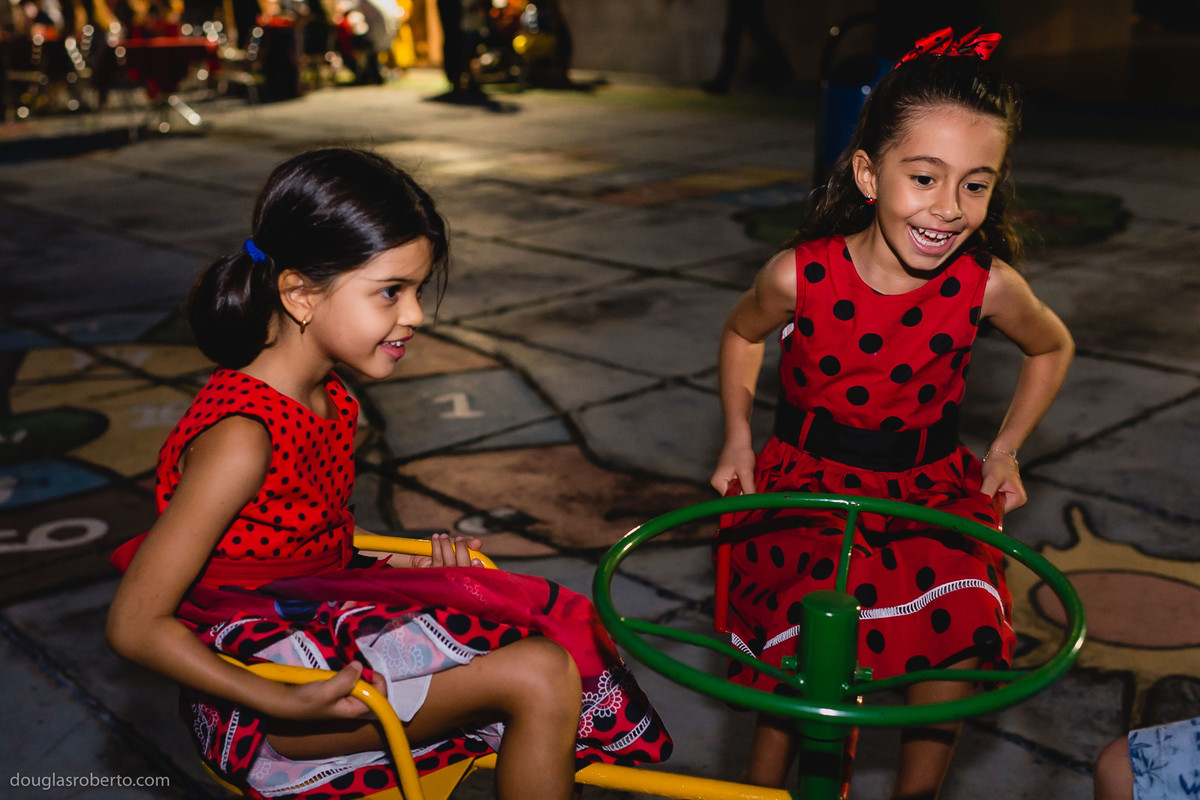 criança feliz com os amigos
