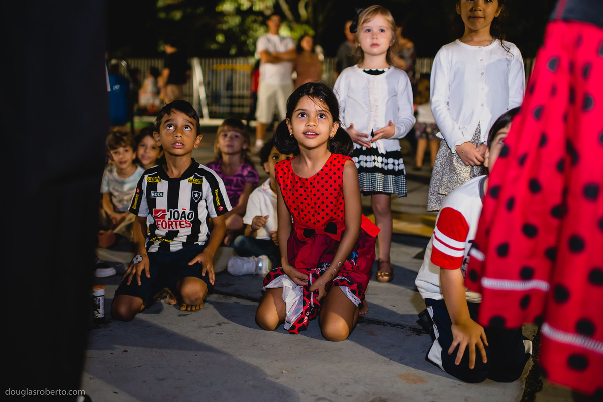 crianças se divertindo