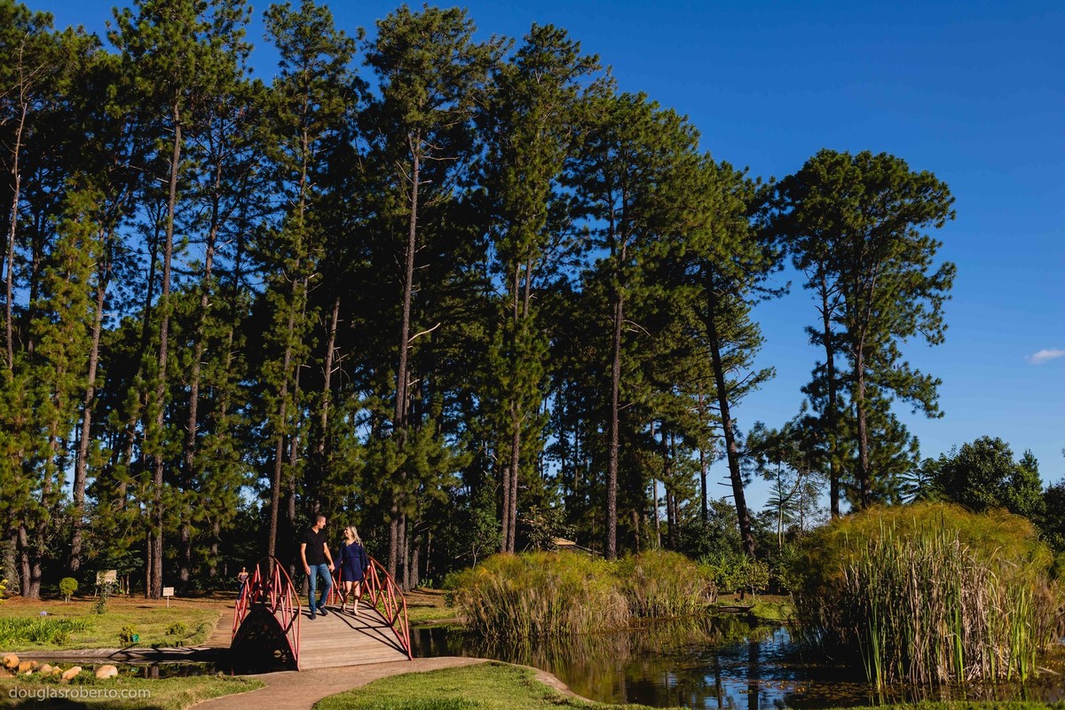 casal andando no parque